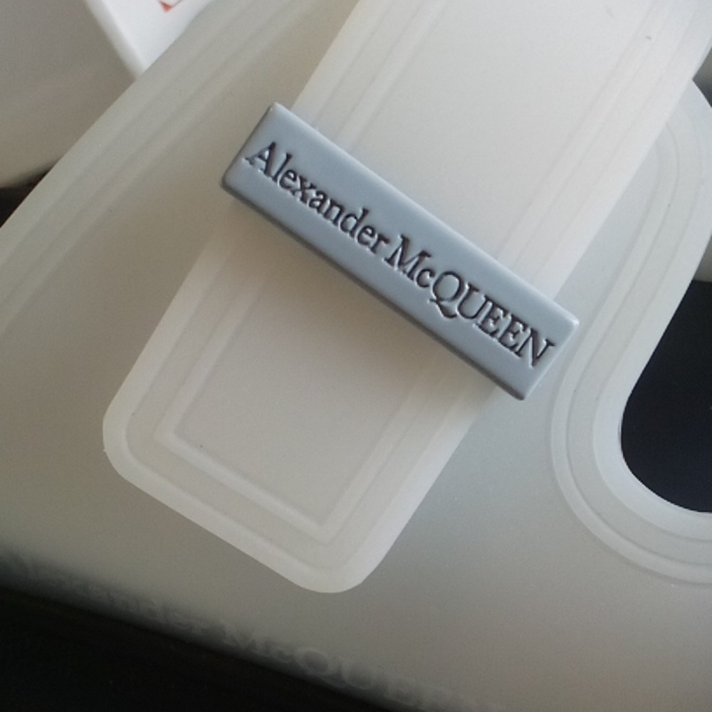 McQueen white pool slides like new EU 42 USA 10 - exactly 11.5" long - Picture 3 of 9